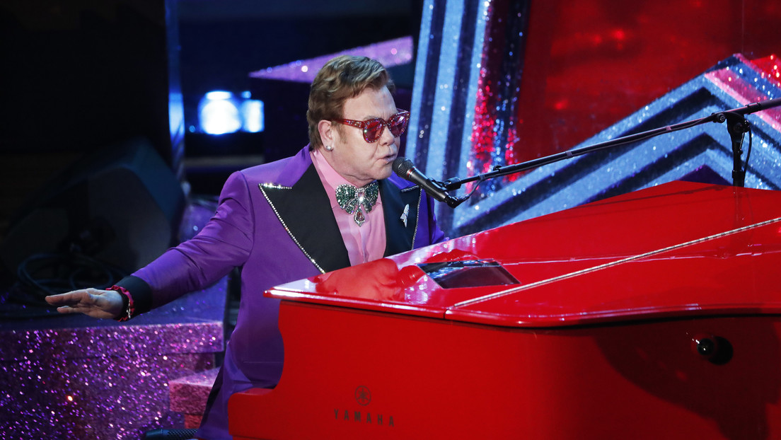 VIDEO: Elton John interrumpe su concierto entre lágrimas y anuncia que tiene neumonía