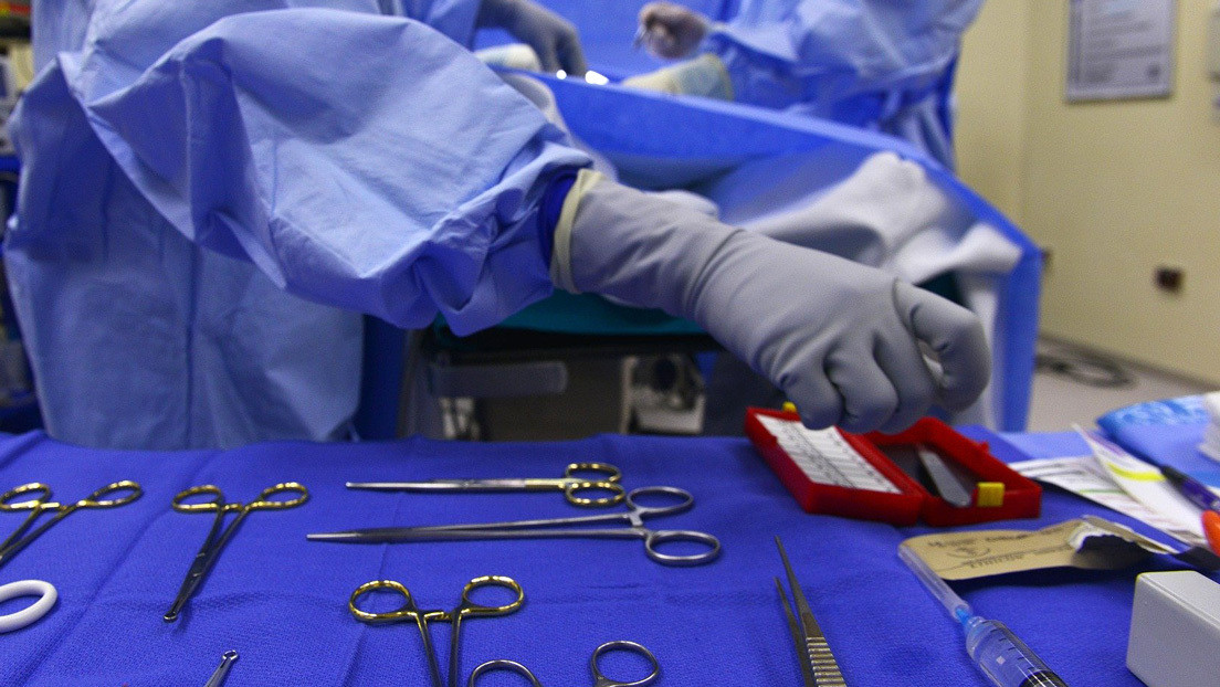 Condenan a pagar una multa de 30.702 euros a un cirujano estético en España que siguió el postoperatorio de su paciente por WhatsApp