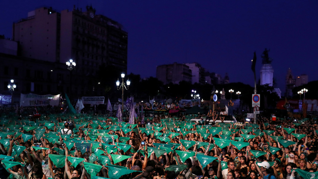 Feministas de Argentina renuevan la lucha por la legalización del aborto con debate y pañuelos verdes en alto