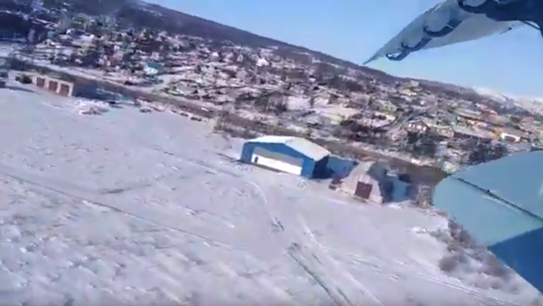 VIDEO: Pasajeros graban desde dentro el despegue fallido de un avión que cae tras elevarse 10 metros