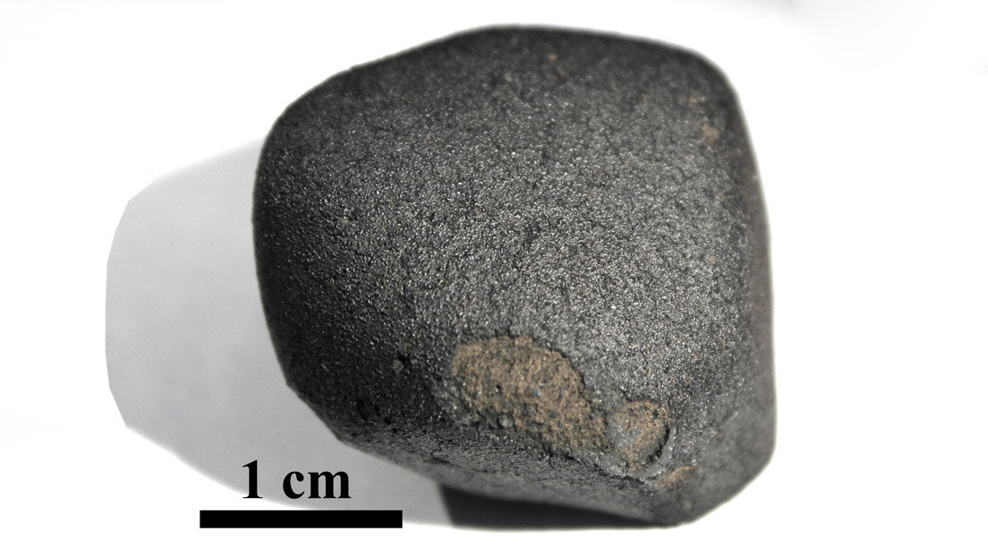 Un hombre encuentra en su jardín un meteorito de la primera época del sistema solar