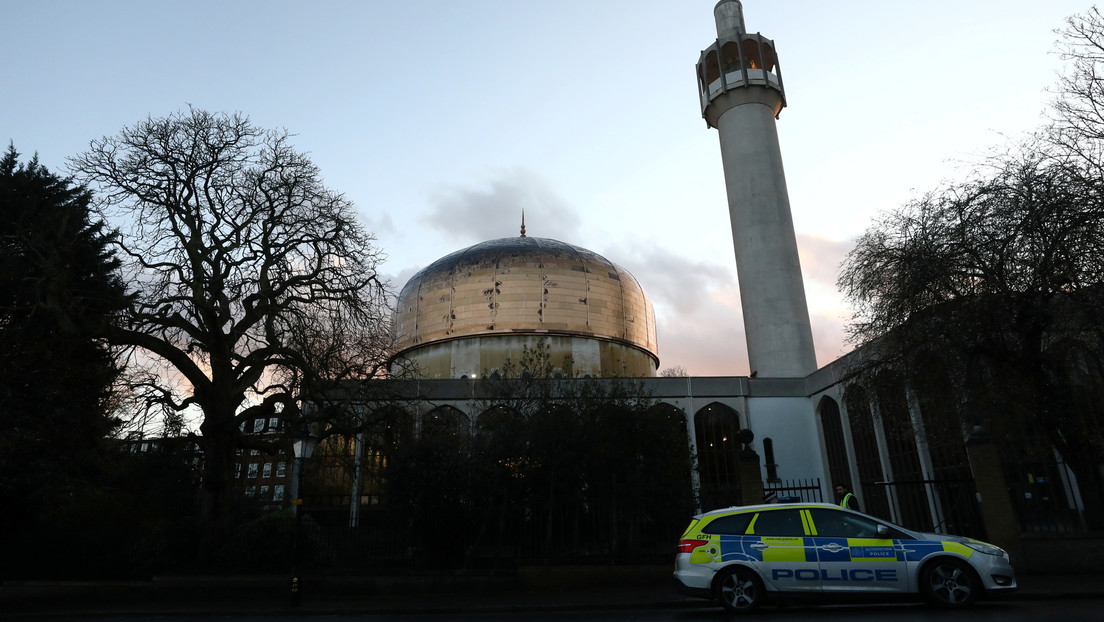 VIDEO: Un policía inmoviliza a un hombre que apuñaló al almuecín de la Mezquita Central de Londres