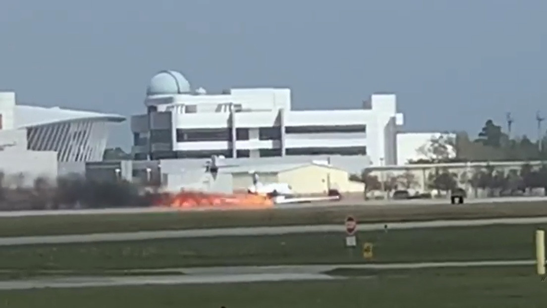 VIDEO: Un jet privado aterriza de emergencia envuelto en llamas en EE.UU.