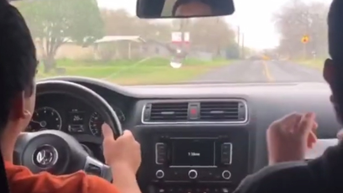 VIDEO: Un arriesgado desafío al volante se populariza en las redes sociales