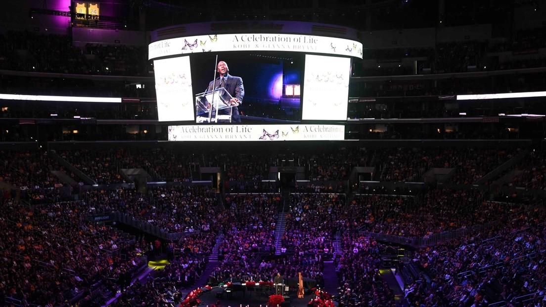 Miles de personas se despiden de Kobe Bryant en la cancha de Los Angeles Lakers en una emotiva ceremonia