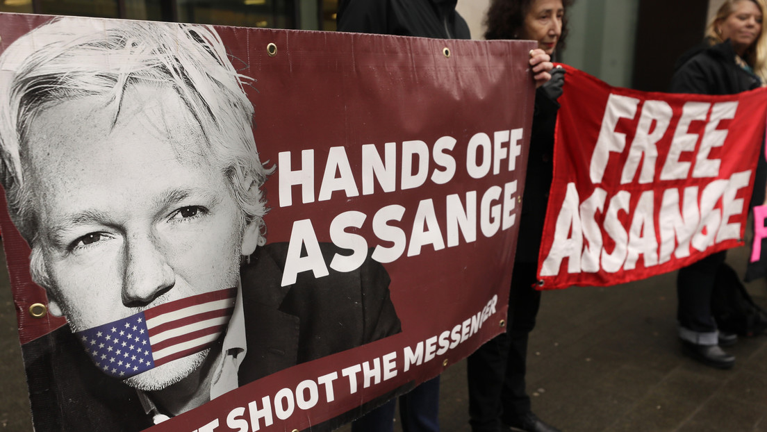 El editor en jefe de WikiLeaks denuncia que no dejaron pasar al tribunal donde juzgan a Assange
