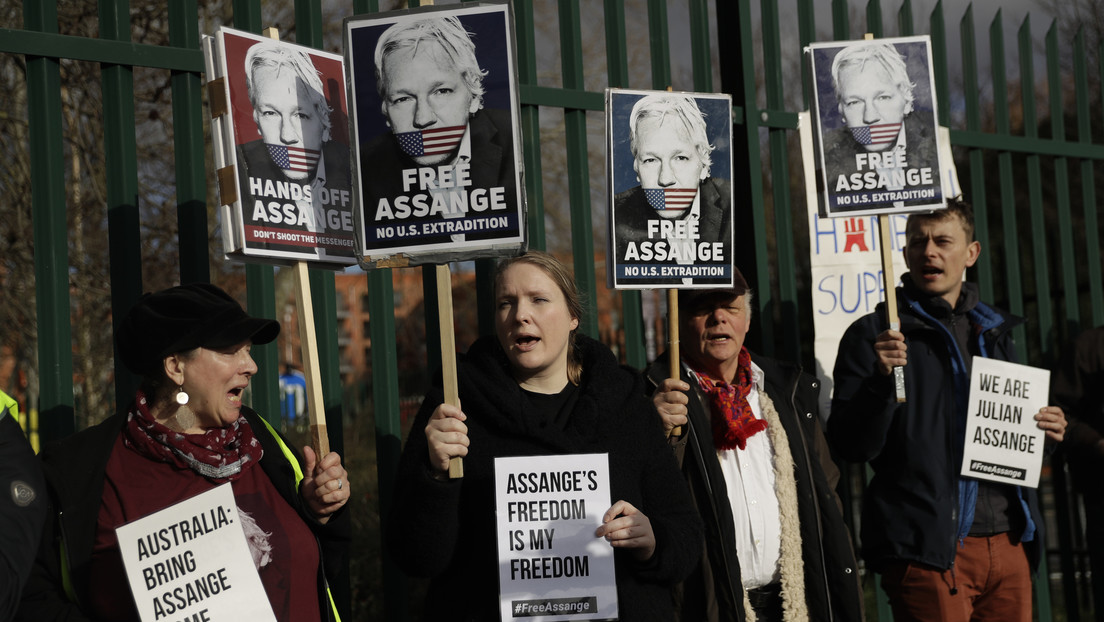 Denuncian que Assange fue esposado 11 veces, desnudado y llevado a 5 celdas diferentes el primer día del juicio de extradición