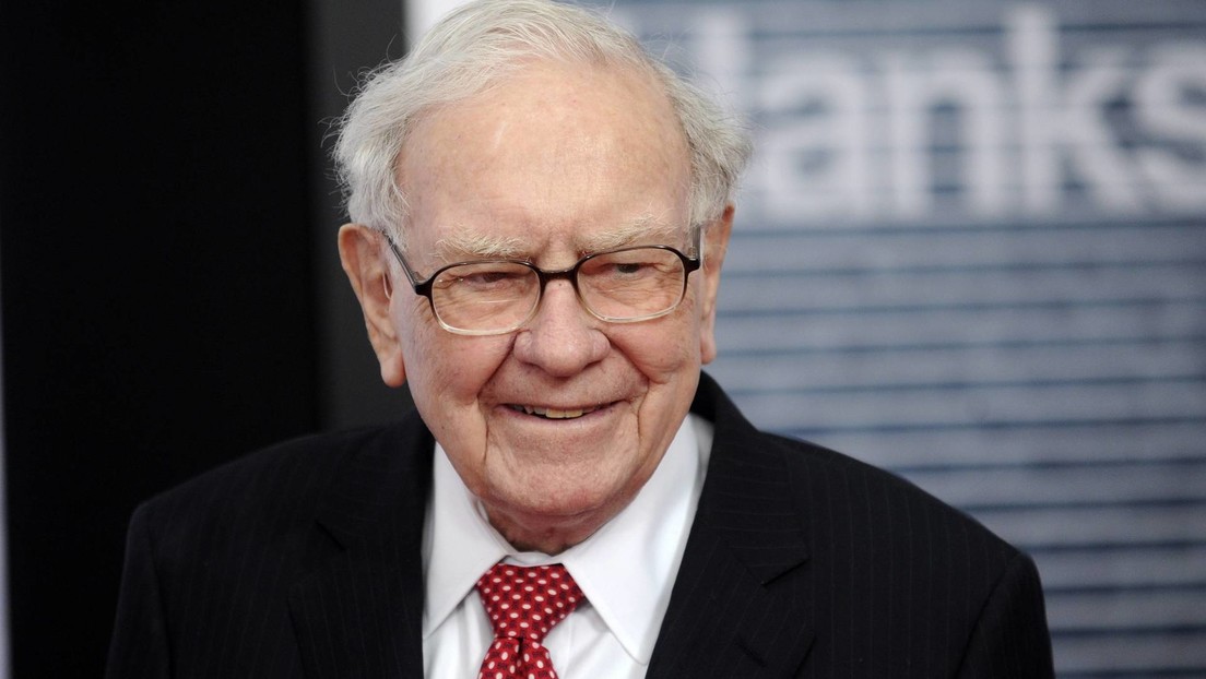 El multimillonario e inversor de Apple Warren Buffett reemplaza su barato teléfono plegable por un iPhone 11