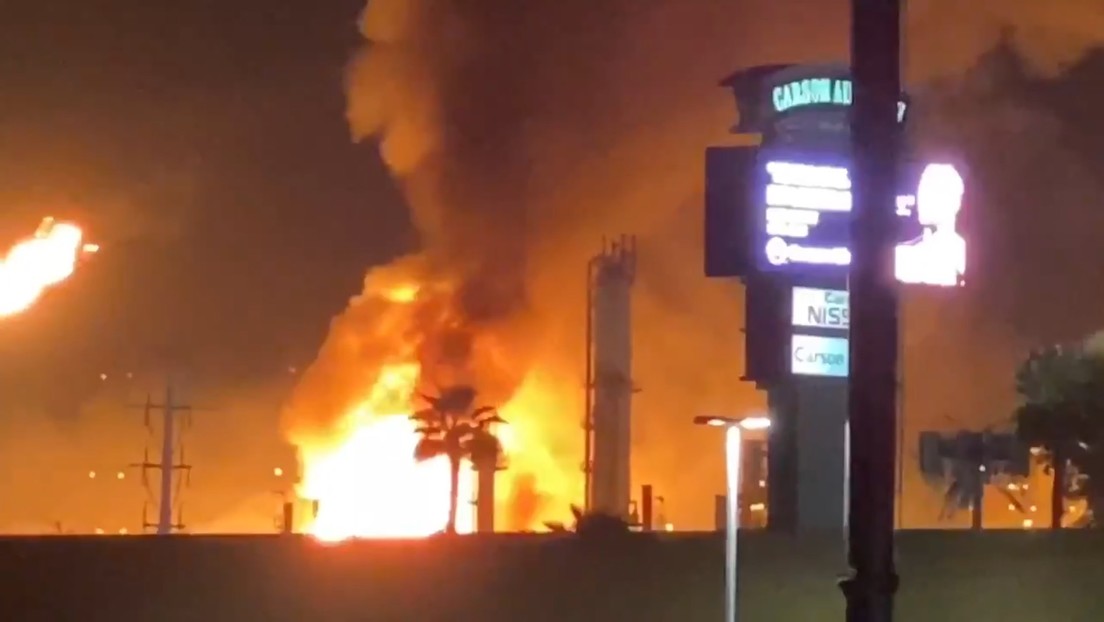 VIDEOS: Un gran incendio estalla en la refinería más grande la costa oeste de EE.UU.