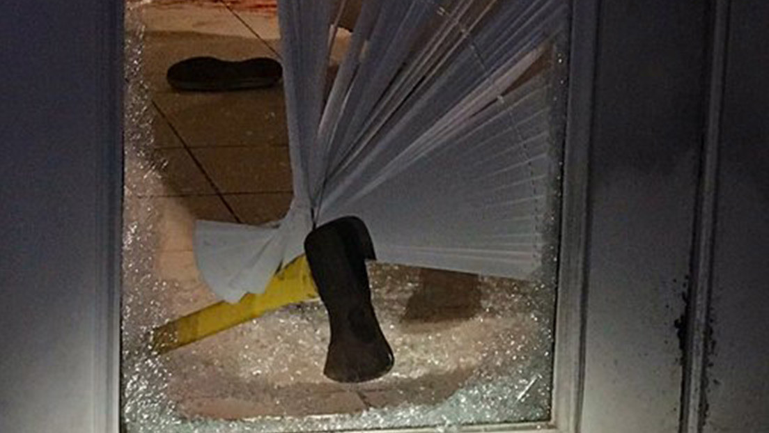 FOTO: Un hombre armado con un hacha irrumpe en una casa sin sospechar el doloroso giro que el asalto iba a dar para él