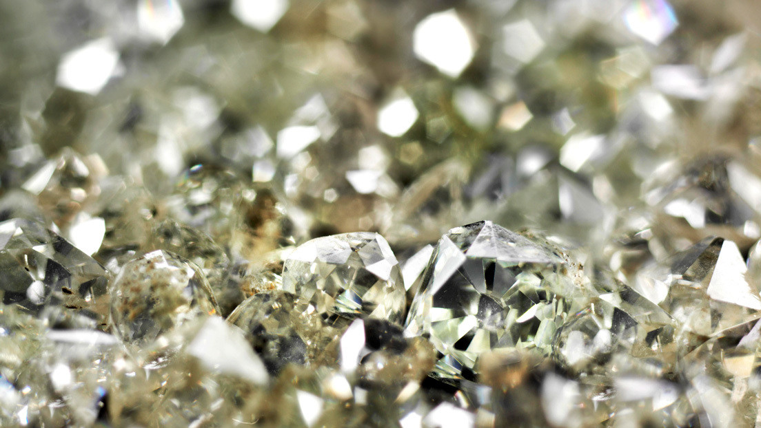 Científicos convierten petróleo en diamantes