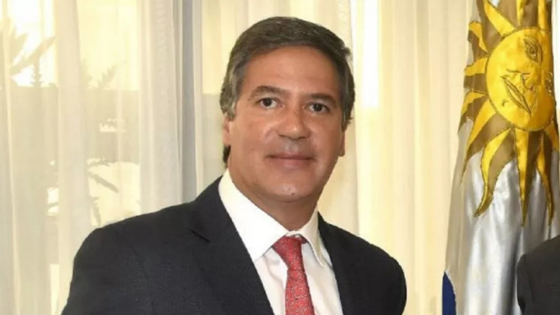 Embajador colombiano en Uruguay toma una licencia de dos meses, tras el hallazgo de tres laboratorios de cocaína en una finca familiar