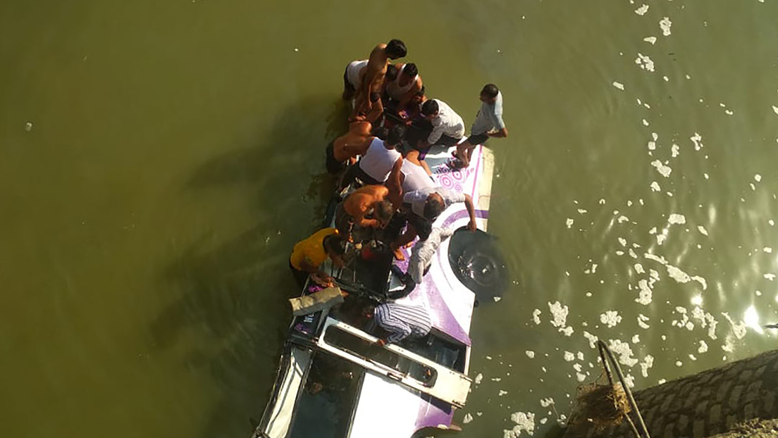 Mueren camino a una boda 24 personas al caer su autobús a un río