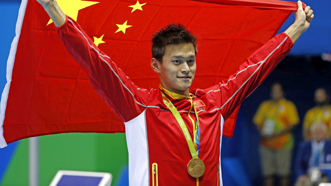 Suspenden por ocho años a un campeón de natación chino acusado de "orinar violeta" en los Juegos Olímpicos de 2016
