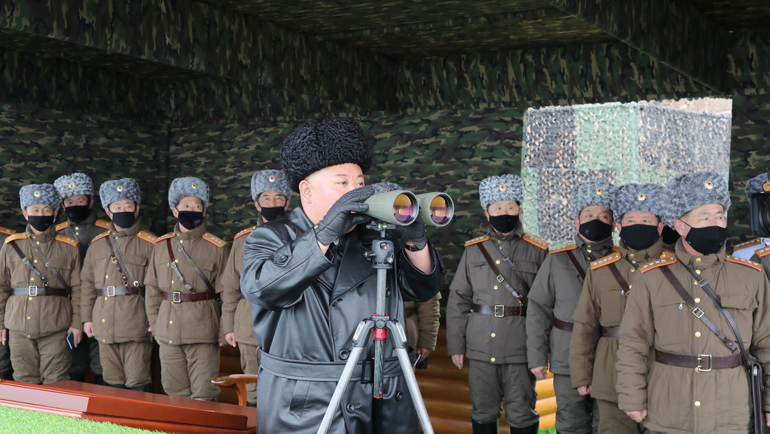 Kim Jong-un asiste a unas maniobras y los militares llevan mascarilla