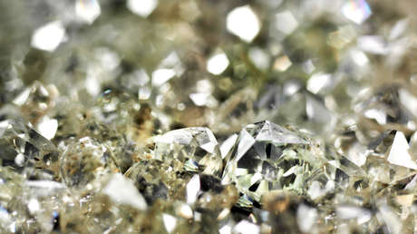 Científicos convierten petróleo en diamantes