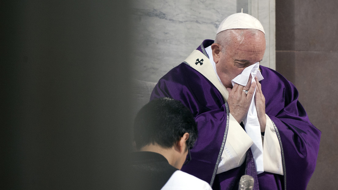 El papa Francisco aparece en público por primera vez en cuatro días y cancela su retiro espiritual debido a un "resfriado"
