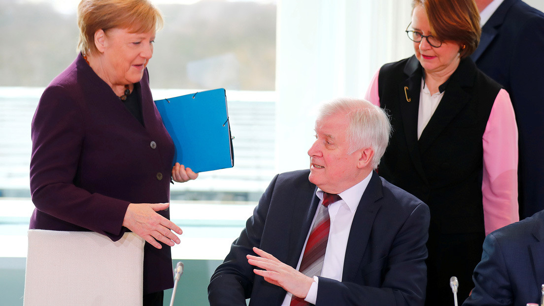 VIDEO: Ministro alemán evita darle la mano a Merkel en medio del brote del coronavirus