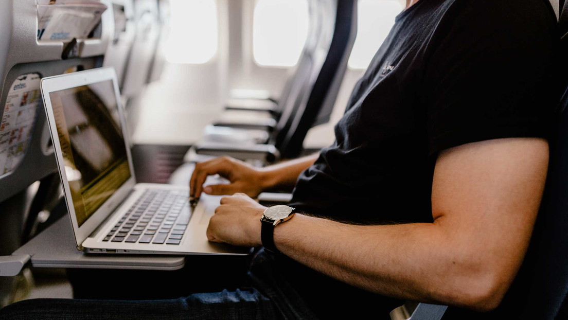 Ataca a una aerolínea porque la persona "egoísta" que tenía delante destroza su MacBook al reclinar el asiento en un vuelo
