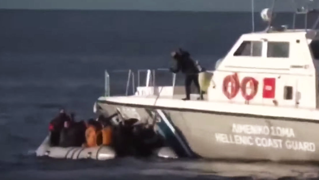 VIDEO: Guardacostas griegos hostigan e intentan volcar un bote lleno de inmigrantes