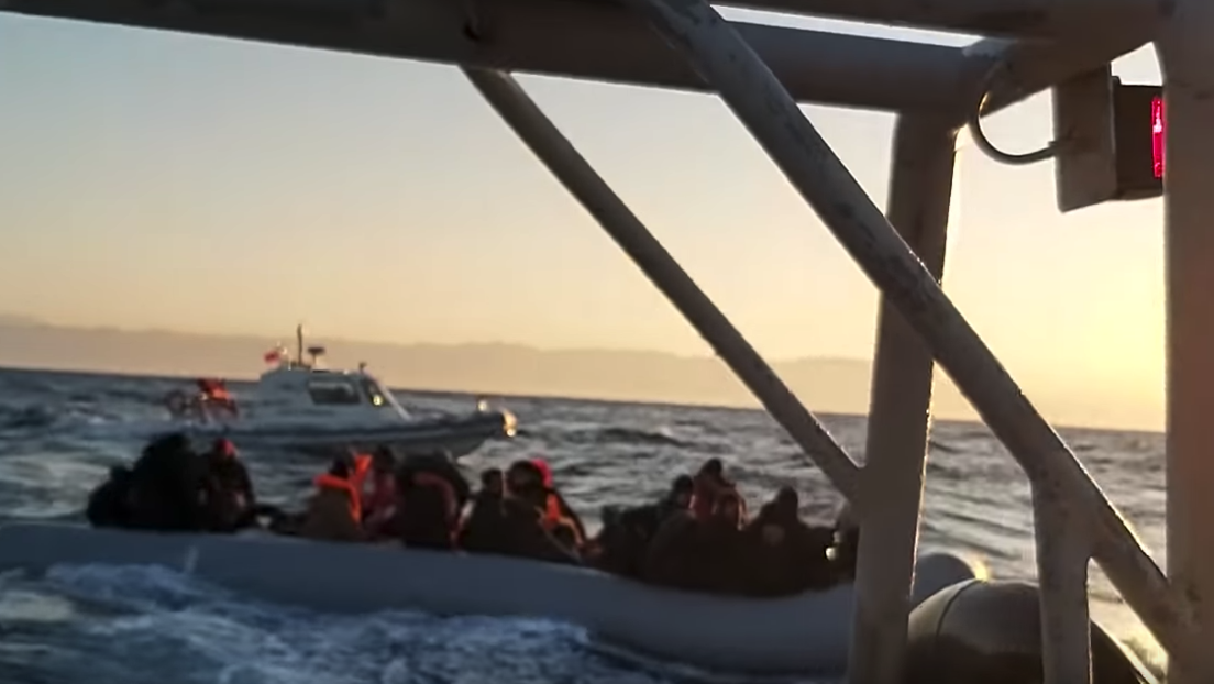 Un niño muere frente a las costas griegas al volcar una barca con refugiados luego de que Turquía abriera las fronteras