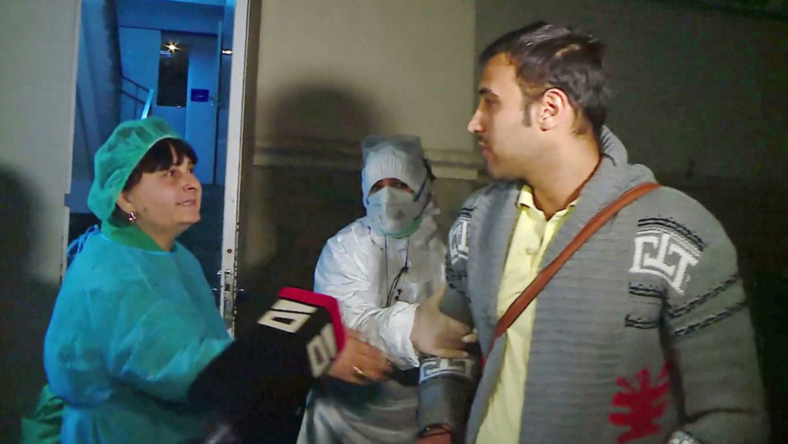 Un iraní bajo sospecha de coronavirus fue dado de alta y luego devuelto al hospital cuando atendía a los medios de comunicación (VIDEO)