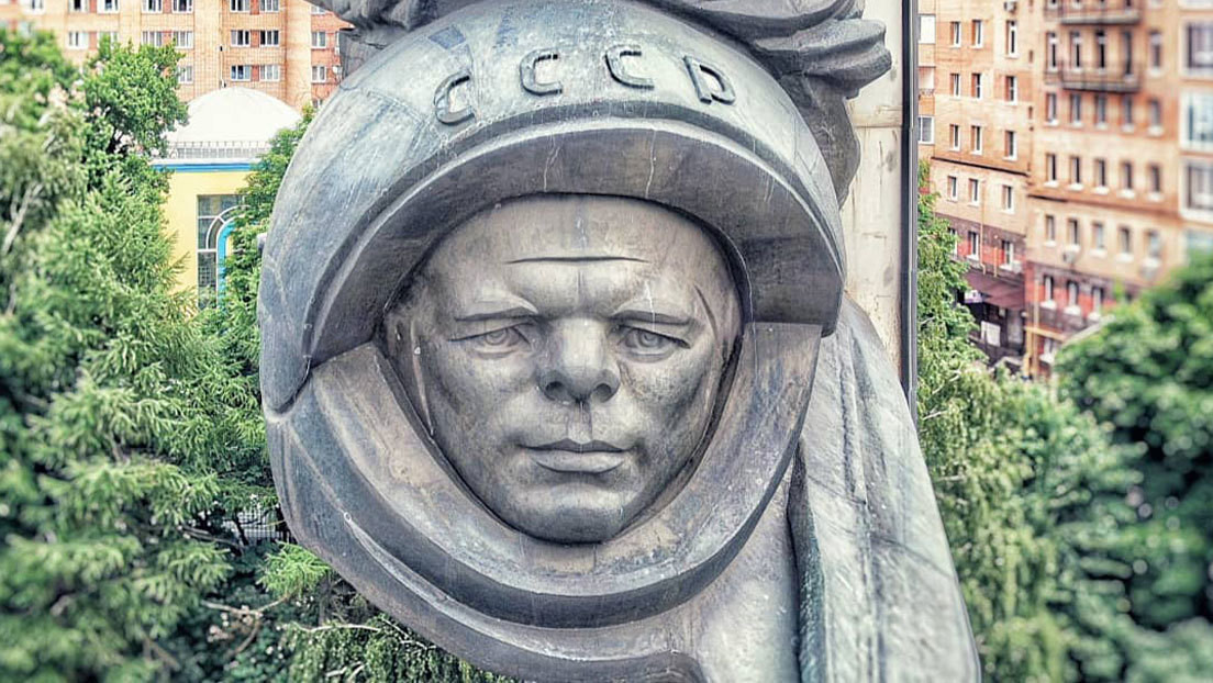 ¿Por qué está triste Gagarin?: una escultura 'avejentada' del primer cosmonauta sorprende a la Red