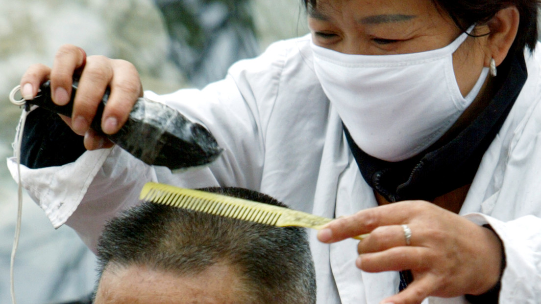 Efecto coronavirus: Peluqueros chinos ofrecen 'cortes de pelo a distancia segura' (VIDEO)