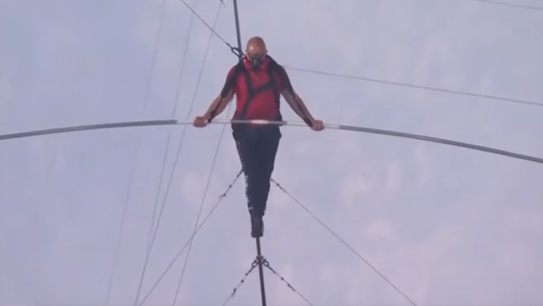 "Algo que nadie hizo jamás": Un acróbata atraviesa sobre un cable el lago de lava de 'La boca del infierno' (VIDEO)