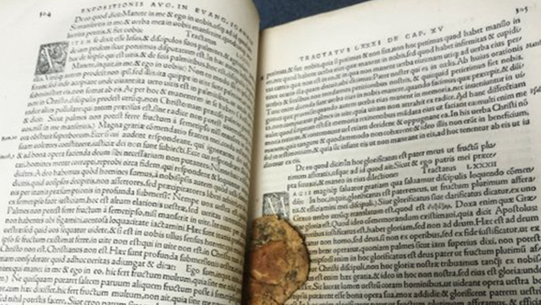 Aparece una galleta mordida que alguien dejó dentro de un raro manuscrito del siglo XVI hace 50 años