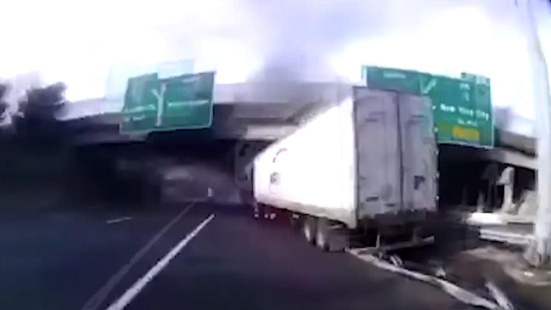 VIDEO: Policías rescatan a un camionero instantes antes de que explote su remolque