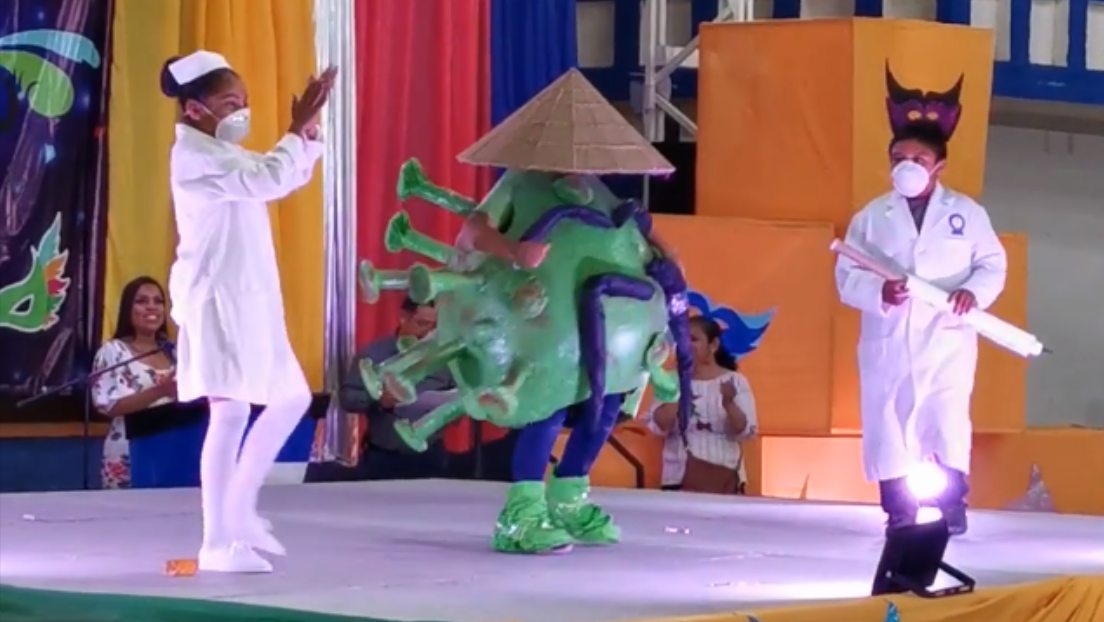 Un niño disfrazado de coronavirus baila en un carnaval en México (VIDEO)