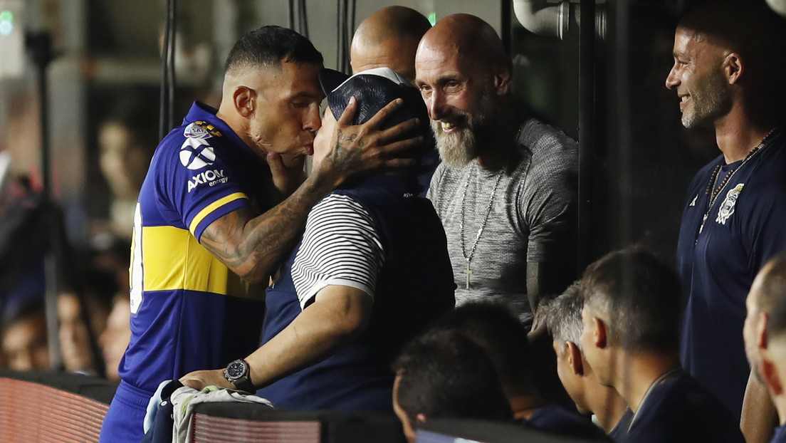 El 'pico' de la suerte: Carlos Tévez y Diego Maradona se besan antes del partido en el que Boca ganó la Superliga (VIDEO)