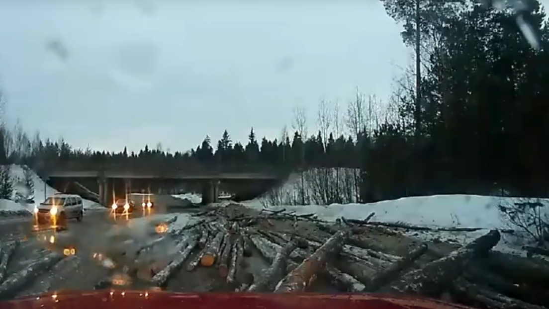 A lo 'Destino final': Decenas de troncos caen de un camión en plena carretera y golpean un auto