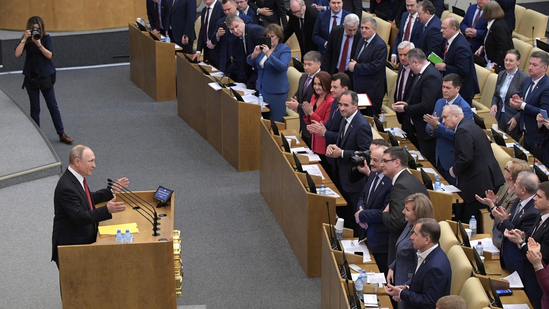 Putin rechaza la propuesta de eliminar la limitación de mandatos presidenciales si el Tribunal Constitucional no decide lo contrario