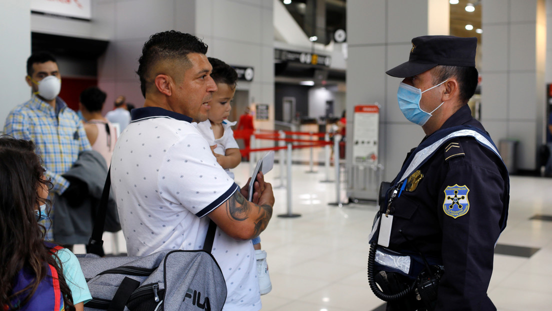México exige a El Salvador pruebas por el avión con supuestos infectados con el coronavirus