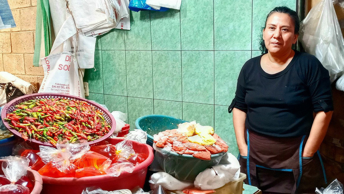 "Cerrar el mercado sería como matarnos": la economía informal en El Salvador que ilustra los otros riesgos del coronavirus para América Latina
