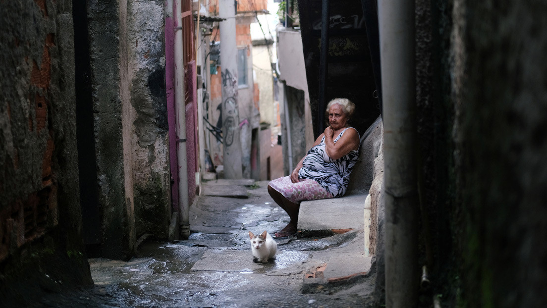 Bolsonaro califica al coronavirus como "resfriadito" y los narcotraficantes imponen el confinamiento en algunas favelas