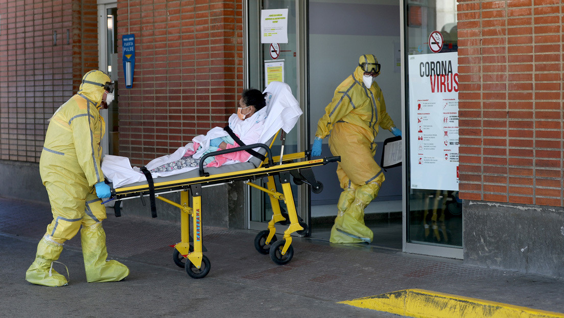 Médicos protegiéndose con bolsas de basura y pacientes en pasillos: la Sanidad española, al borde del colapso por el coronavirus