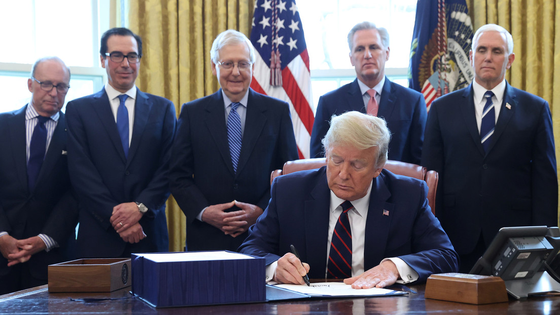Trump firma el paquete de estímulos para impulsar la economía en medio del coronavirus