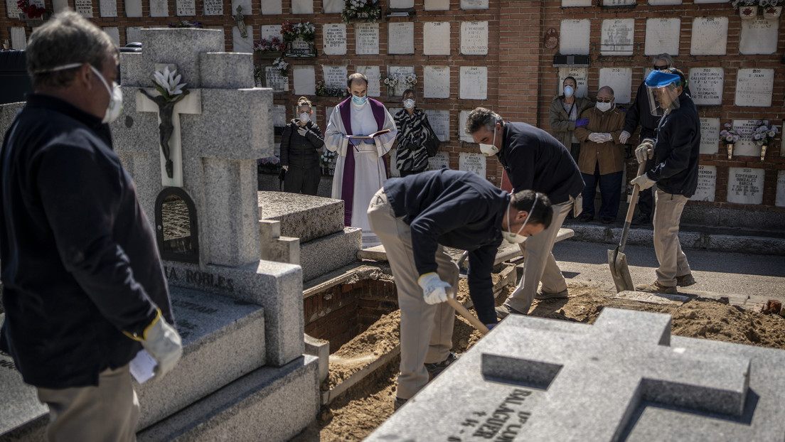 España prohíbe todos los velatorios y funerales y al entierro sólo podrán acudir tres familiares