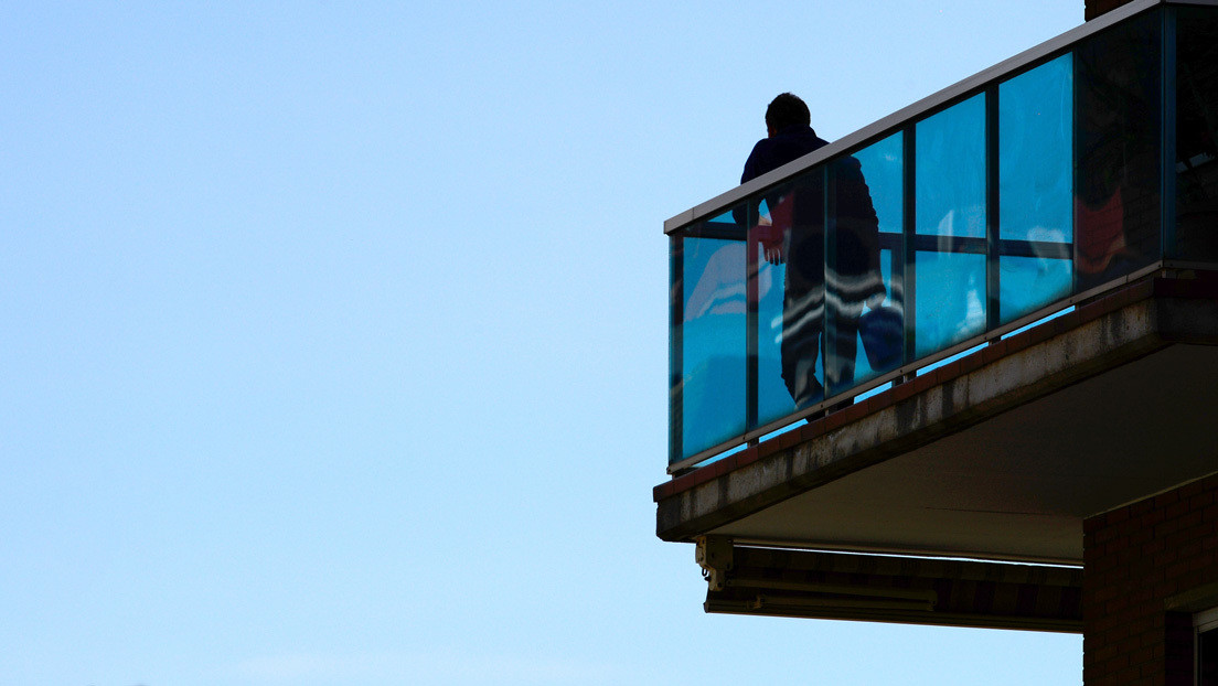 "¡Muérete! ¡Insolidario!": Cuando los 'policías del balcón' insultan a enfermos, autistas o médicos por salir a la calle
