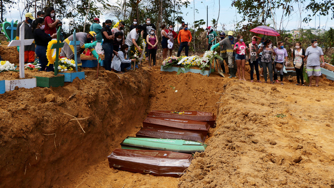 VIDEO: Cavan fosas comunes en la ciudad brasileña de Manaos para los muertos de covid-19