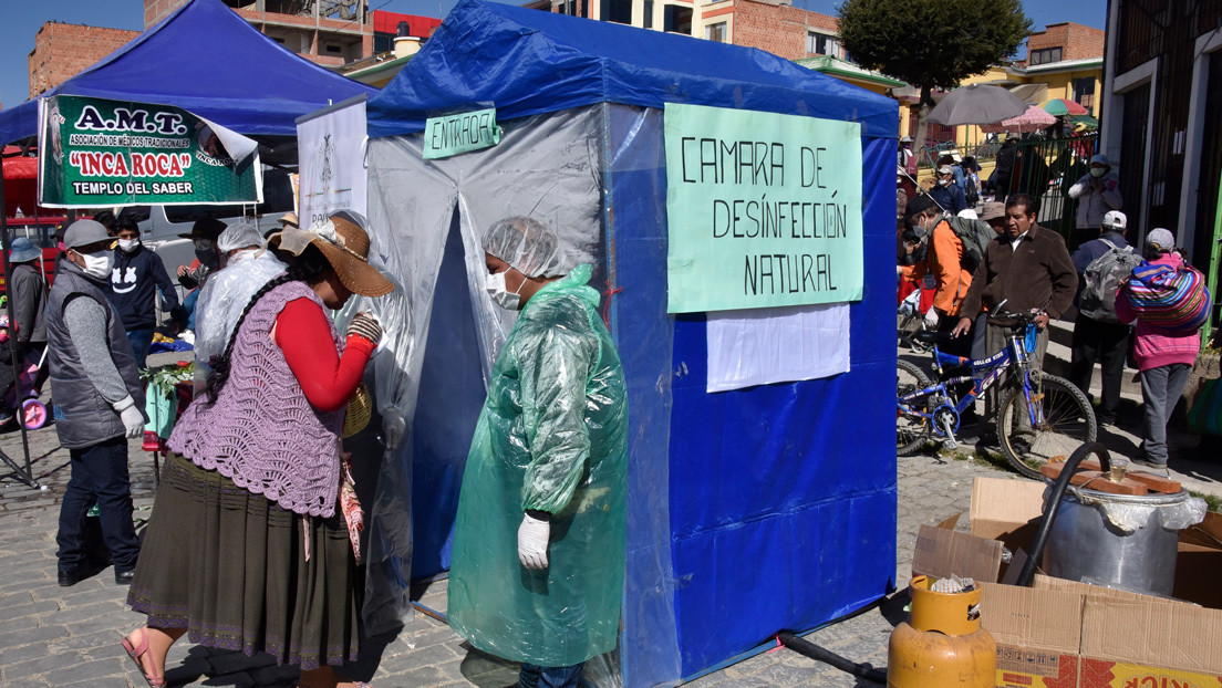 VIDEO: Bolivianos recurren a la medicina ancestral y crean cabina de desinfección a base de vapor de hierbas para prevenir el coronavirus