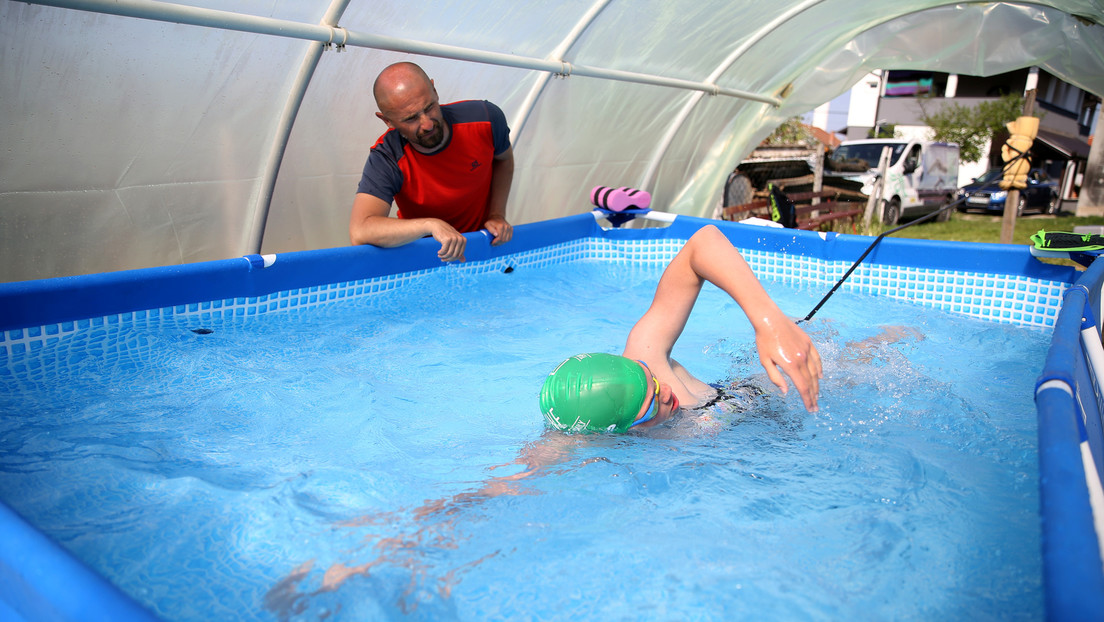 FOTOS: Una joven promesa de la natación encuentra la manera de entrenar durante la cuarentena
