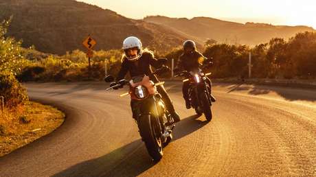 VIDEO: La primera moto eléctrica de Harley-Davidson se mide a un Tesla Model 3 en un arrancón de velocidad