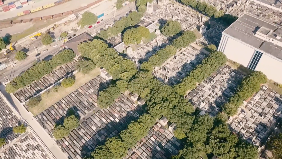 VIDEO: Imágenes aéreas muestran un enorme cementerio con estructuras verticales cerca de Río de Janeiro