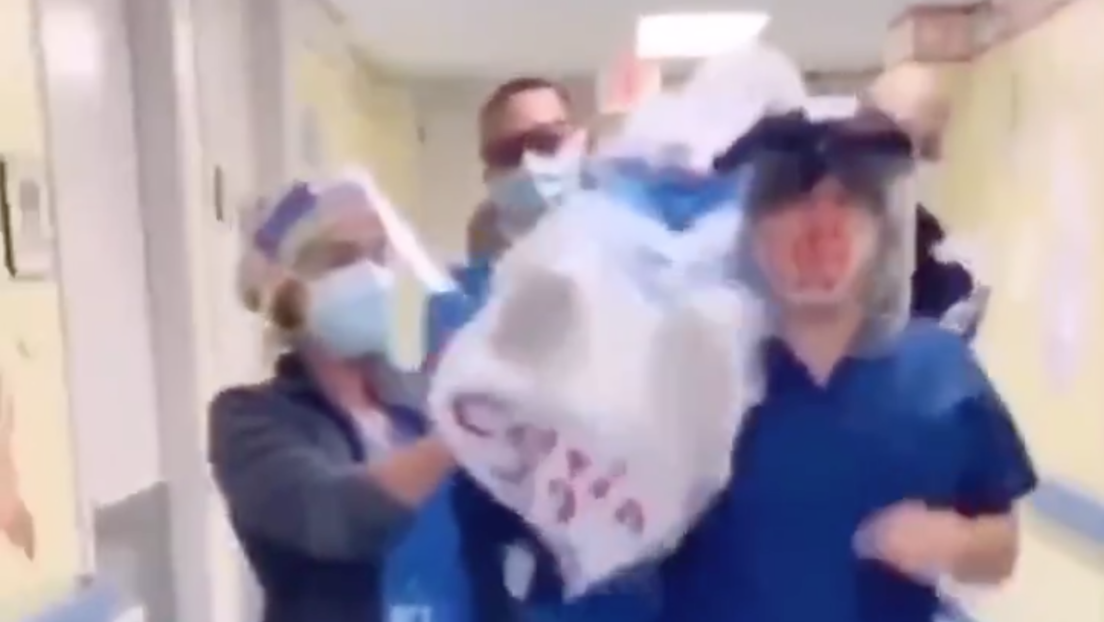VIDEO: Enfermeros que bailan con un supuesto cadáver embolsado con la etiqueta 'covid-19' indignan a la Red