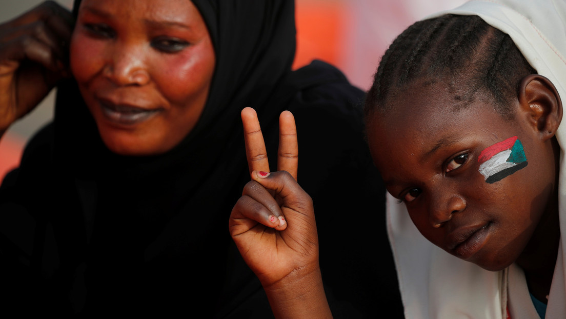 Sudán prohíbe la mutilación genital femenina y activistas celebran una "nueva era" para las niñas del país