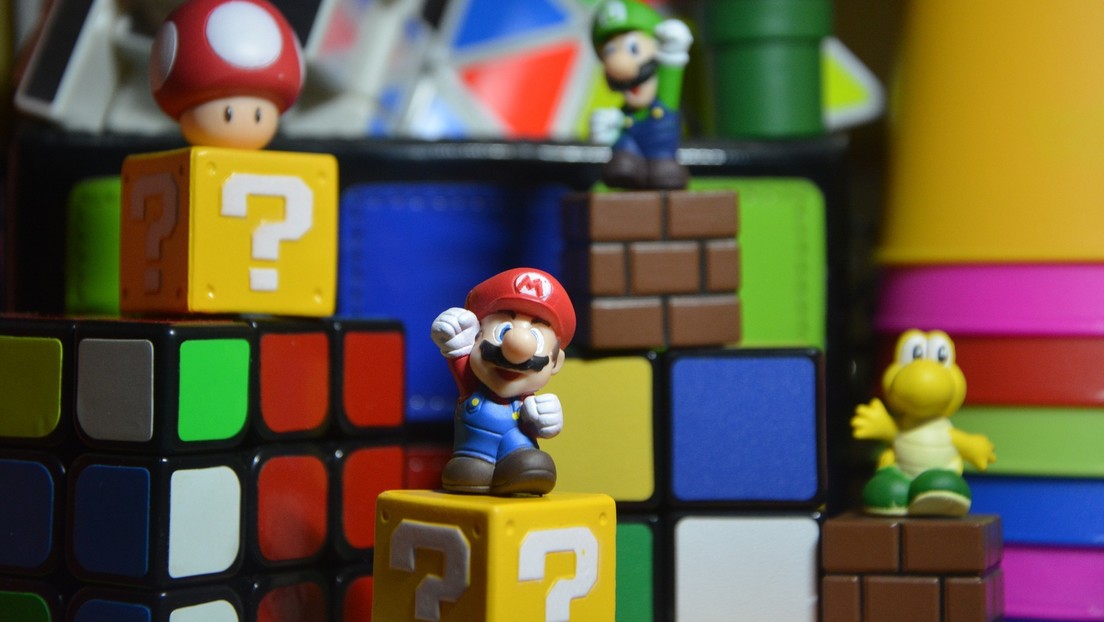 FOTO: Un padre 'saca de la pantalla' un circuito de Super Mario para distraer a su hijo en la cuarentena